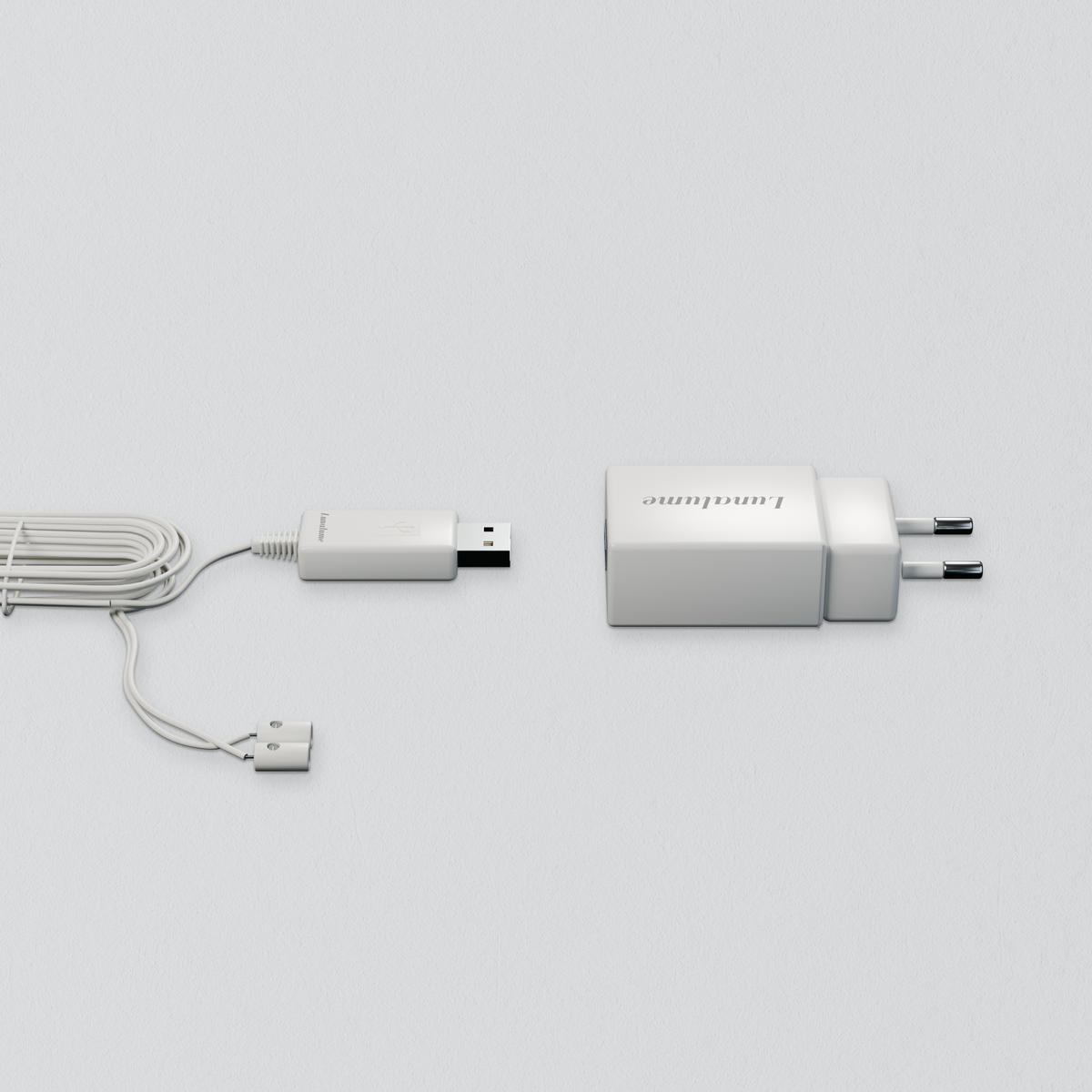 Wandlerkabel mit USB-A-Stecker neben dem Steckernetzteil, noch nicht eingesteckt