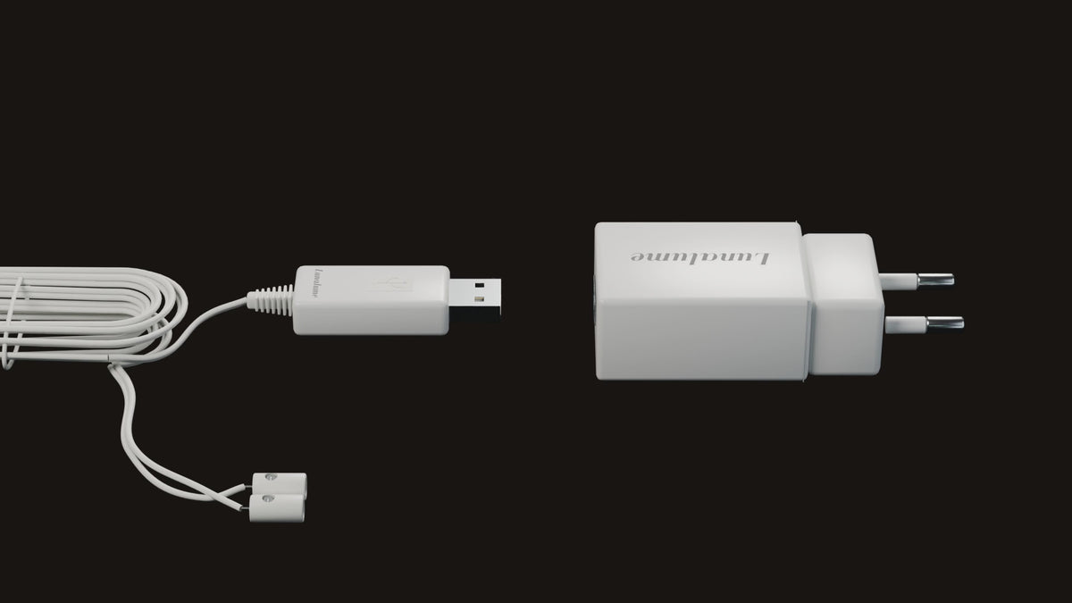 Video ohne Ton, gut 3 Sekunden, Darstellung: Der USB-A-Stecker des Wandlerkabels wird in das Steckernetzteil gesteckt.