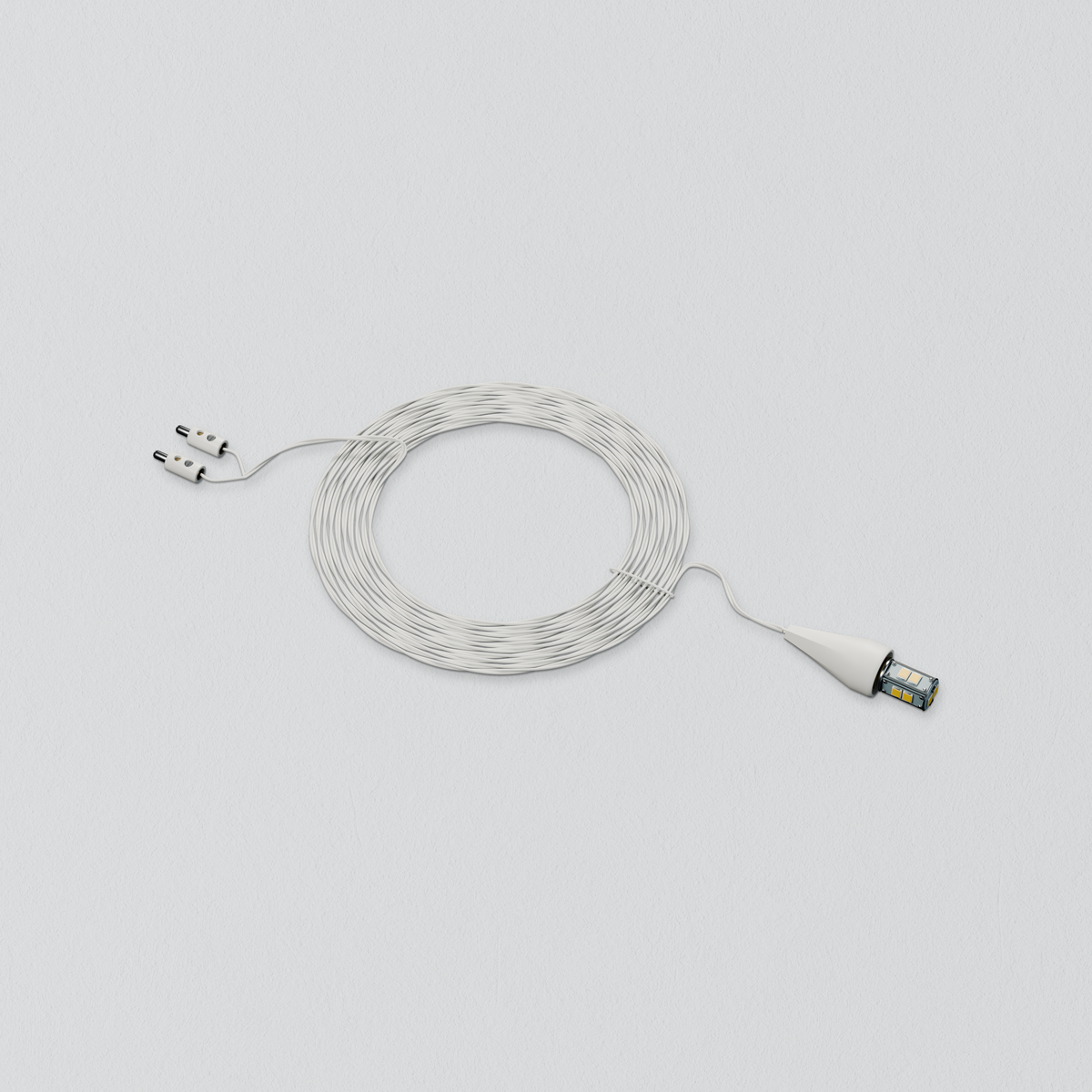 Anschlusskabel mit E10-Fassung, 3 m, aufgerollt: zwei Zwergstecker an einem Ende, Fassung mit Kappe und LED-Leuchtmittel am anderen