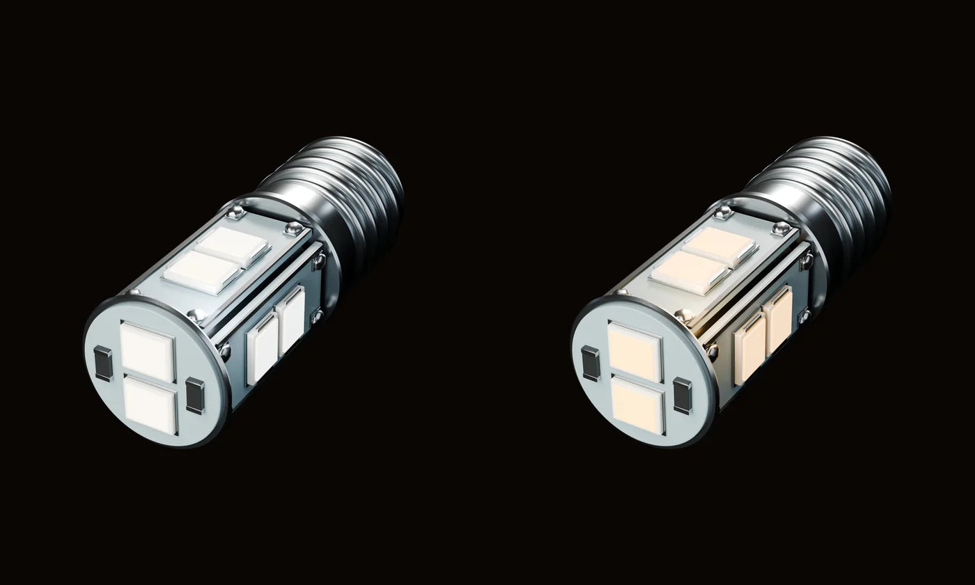 Zwei LED-Leuchtmittel E10 nebeneinander, links kaltweiß, rechts warmweiß leuchtend (Darstellung zum Vergleich)